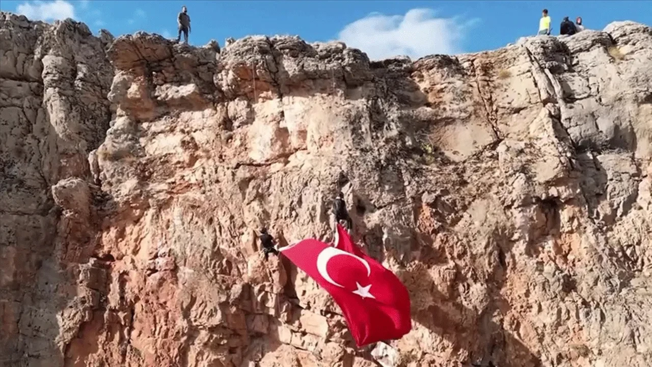 Elazığ’da Cumhuriyet Coşkusu: Dağcılar Türk Bayrağıyla Zirveye Tırmandı