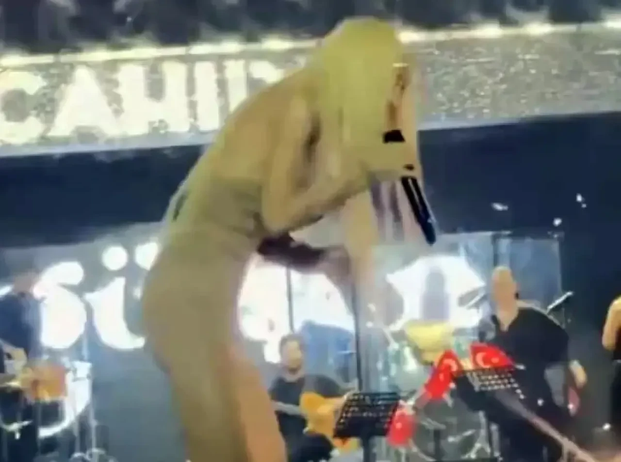 Gülşen, Sahneye Para Atan Hayranına Tepki Gösterdi