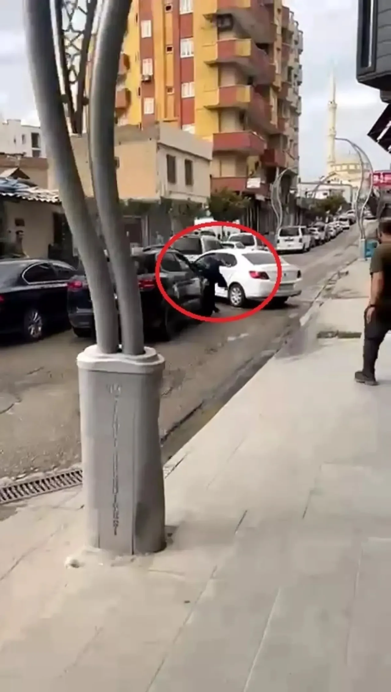 Tartışma Kanlı Bitti: Cip Sürücüsü Ayaklarını Ezdi