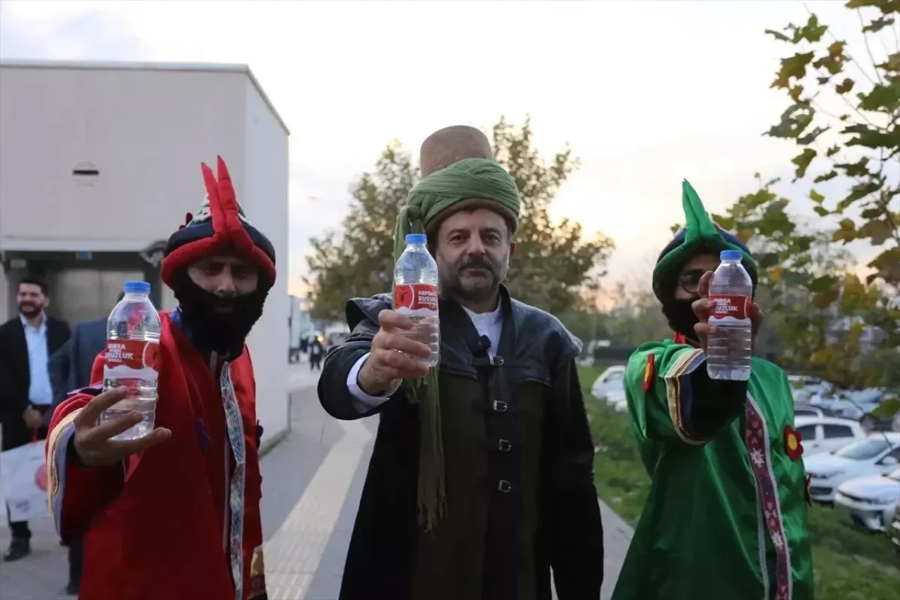 Başkan Işık, Su Kesintilerine Tepki İçin Evliya Çelebi Kostümü Giydi