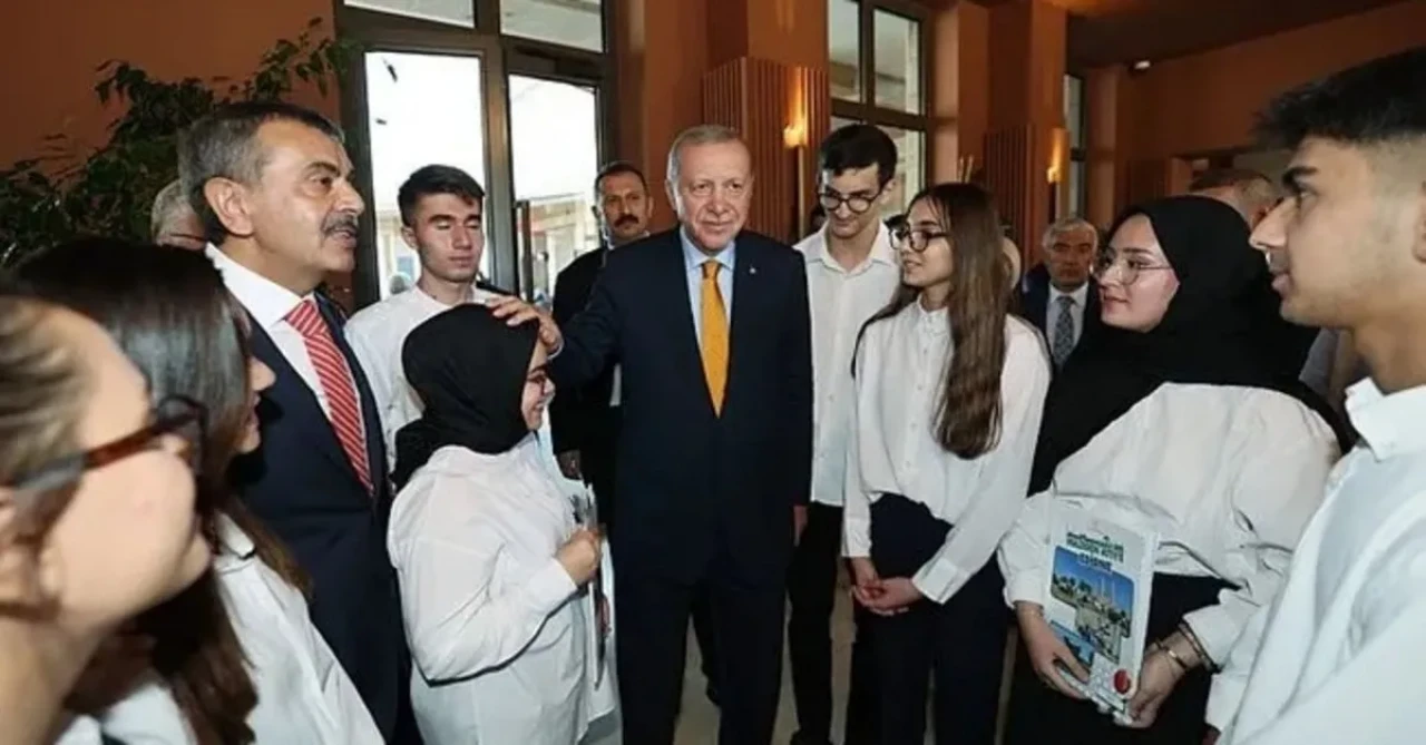Başkan Erdoğan, Ahlat'ta 'Maziden Atiye' Programı Çerçevesinde Öğrencileri Ağırladı