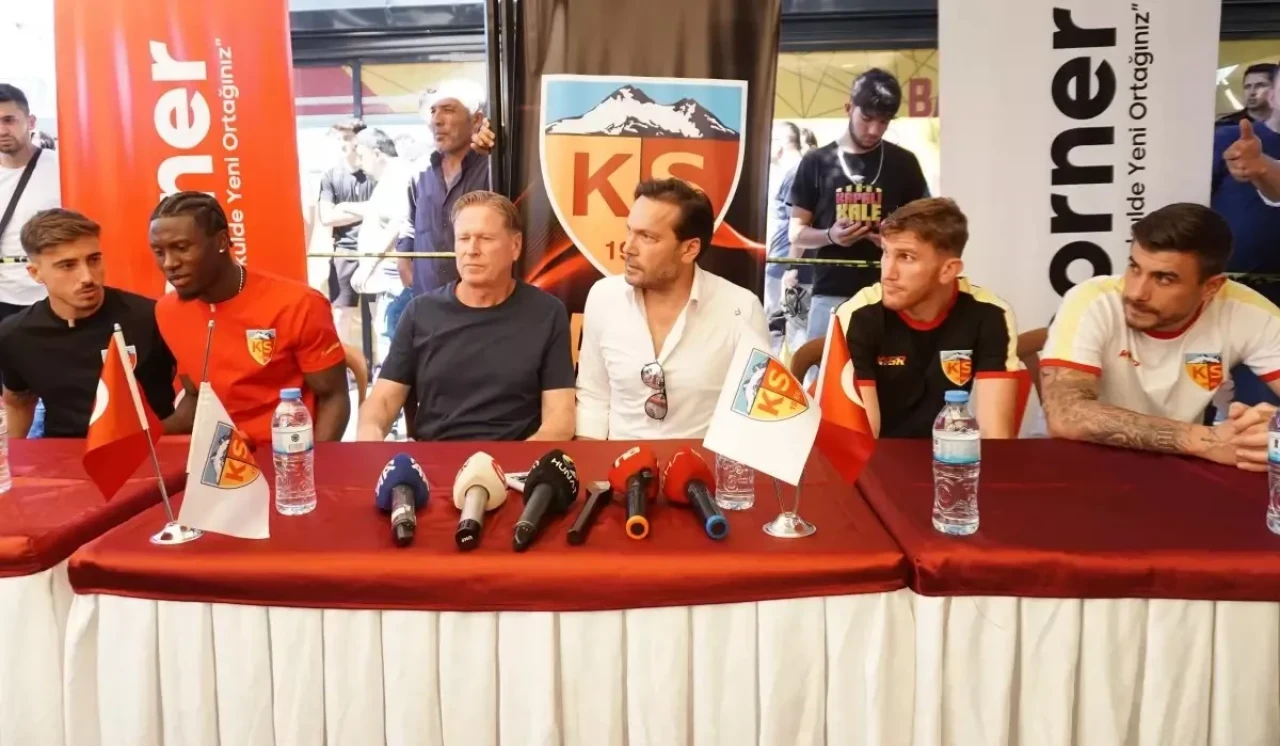 Kayserispor Teknik Direktörü ve Futbolcular Taraftarla Buluştu
