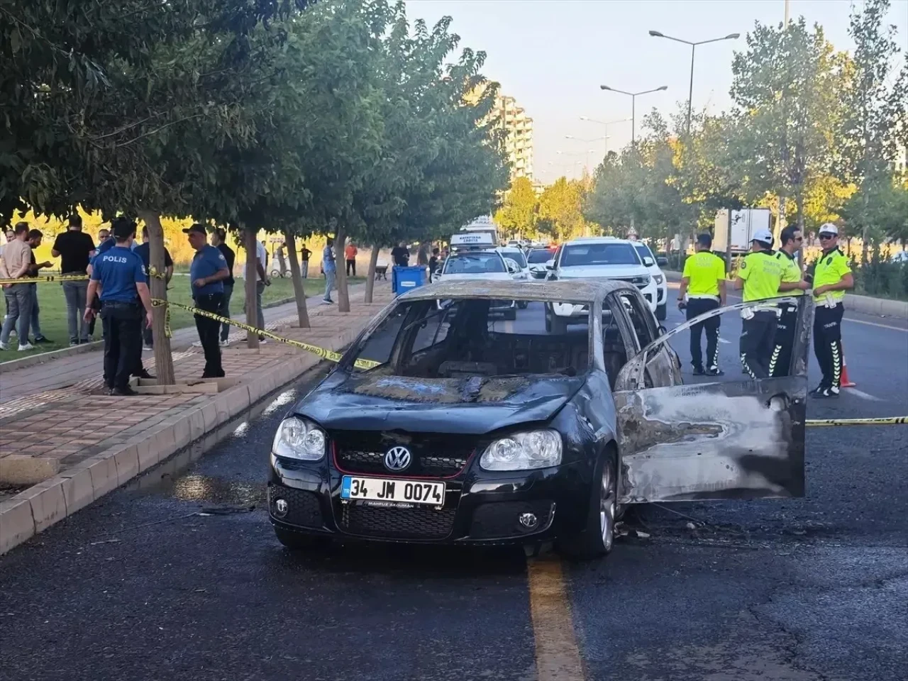Diyarbakır'da Silahlı Kavga: 1 Yaralı, 1 Araç Ateşe Verildi
