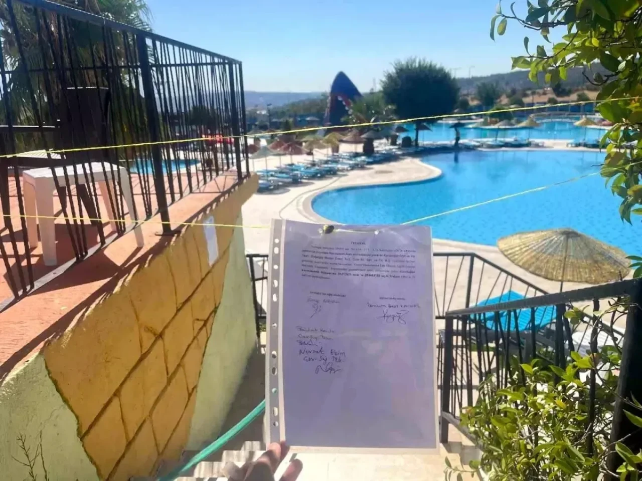 İzmir'de Belediyeye Ait Yüzme Havuzunun Mührü Kırılarak Yeniden Açılması Tartışma Yarattı