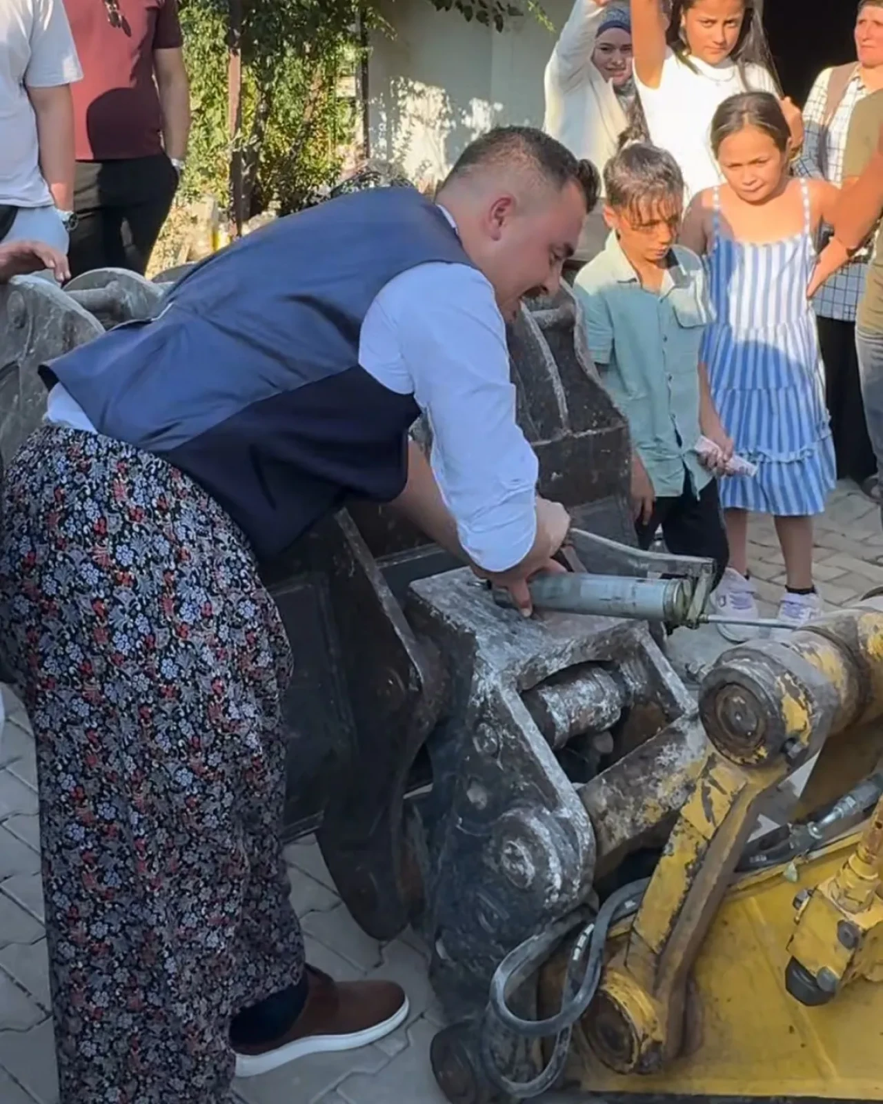 Denizli'de Renkli Bir Düğün Töreni: Damat İş Makinasını Yağladı