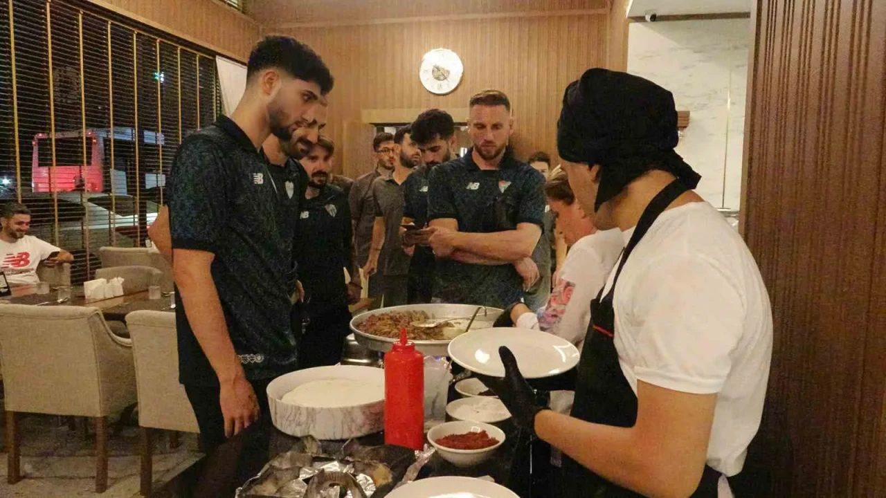Bursasporlu Oyuncular Galibiyeti Tantuni İle Kutladı