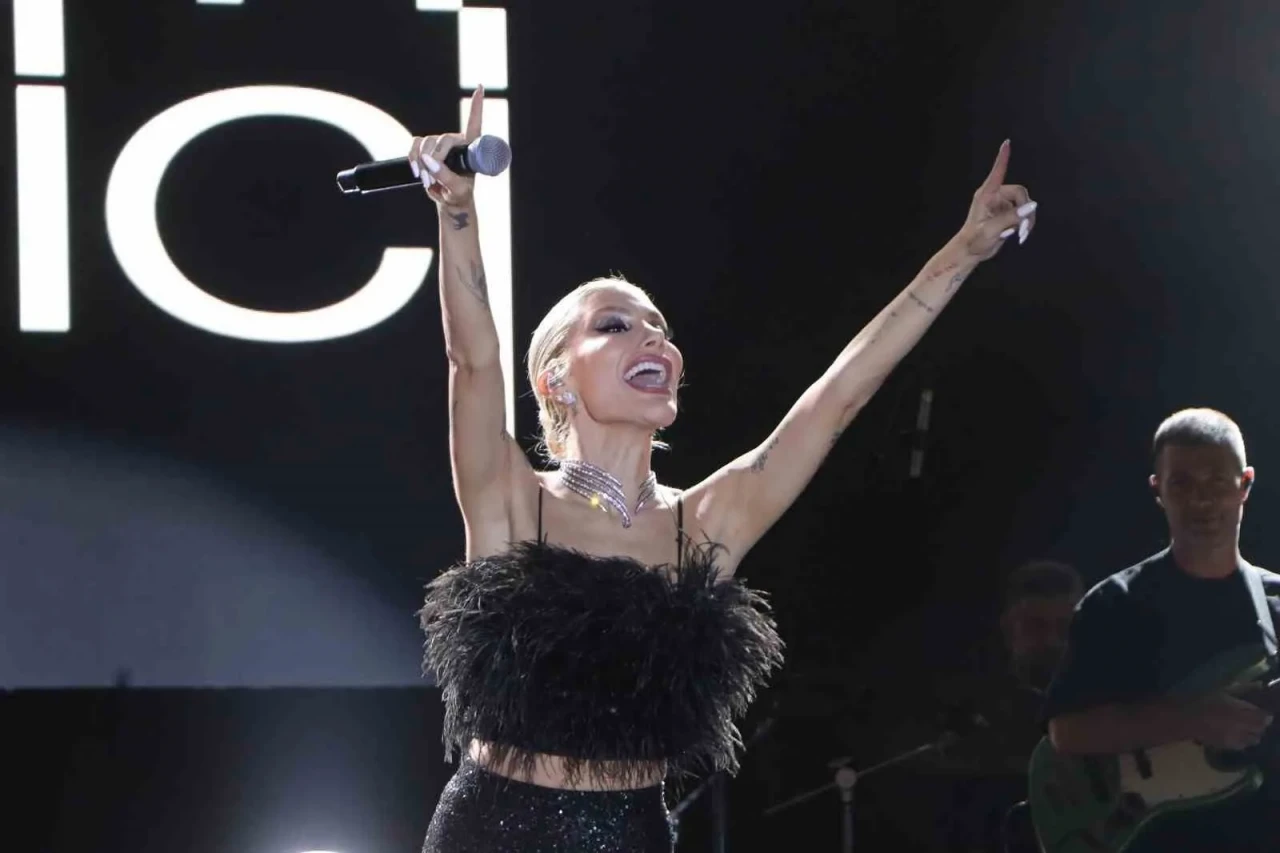 İrem Derici Söke’de Coşkulu Bir Konser Verdi