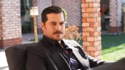 Eşref Tek’e Set Ziyareti: Çağatay Ulusoy’un Kardeşi Bakın Kime Benzetildi