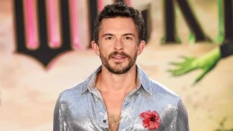 Bridgerton'ın Yakışıklı Oyuncusu 2025 Yılının 'Yaşayan En Seksi Erkeği' Seçildi