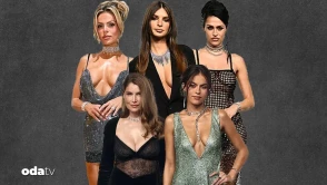 Özel Gecede Modellerin Dekolte Yarışı