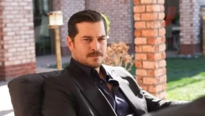 Eşref Tek’e Set Ziyareti: Çağatay Ulusoy’un Kardeşi Bakın Kime Benzetildi