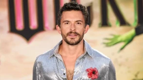 Bridgerton'ın Yakışıklı Oyuncusu 2025 Yılının 'Yaşayan En Seksi Erkeği' Seçildi