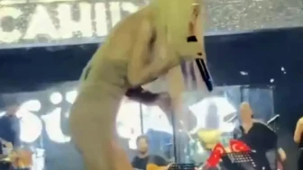 Gülşen, Sahneye Para Atan Hayranına Tepki Gösterdi