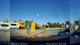 Malatya'da Hemzemin Geçitte Büyük Tehlike: Servis Minibüsü Treni Saniyelerle Atlattı