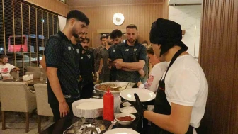 Bursasporlu Oyuncular Galibiyeti Tantuni İle Kutladı