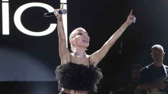 İrem Derici Söke’de Coşkulu Bir Konser Verdi