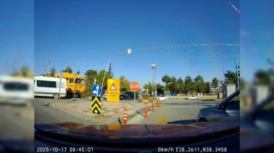 Malatya'da Hemzemin Geçitte Büyük Tehlike: Servis Minibüsü Treni Saniyelerle Atlattı