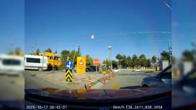 Malatya'da Hemzemin Geçitte Büyük Tehlike: Servis Minibüsü Treni Saniyelerle Atlattı