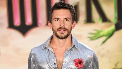 Bridgerton'ın Yakışıklı Oyuncusu 2025 Yılının 'Yaşayan En Seksi Erkeği' Seçildi