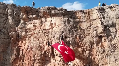 Elazığ’da Cumhuriyet Coşkusu: Dağcılar Türk Bayrağıyla Zirveye Tırmandı