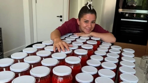Merve Özbey'den Kışa Hazırlık: Onlarca Kavanoz Domates Sosu Hazırladı