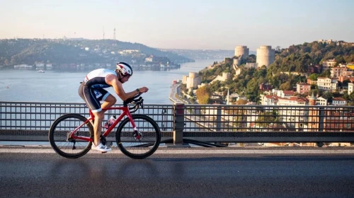 Asya ve Avrupa Tek Parkurda: Tarihi Triatlon İstanbul’da Gerçekleşti