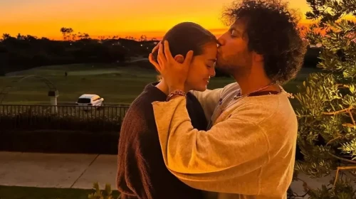 Düğün Öncesi Tatil Kaçamağı: Selena Gomez'den Aşk Pozu