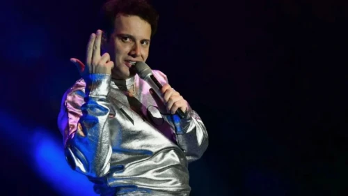 Ünlü Şarkıcı Edis, Konserinde Sağlık Sorununu Açıklayıp Hayranlarını Üzdü