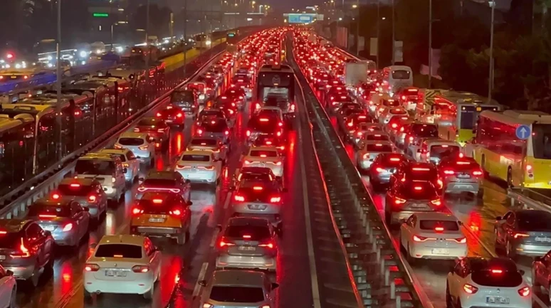 İstanbul'da Sağanak Yağış ve Trafik Sorunları