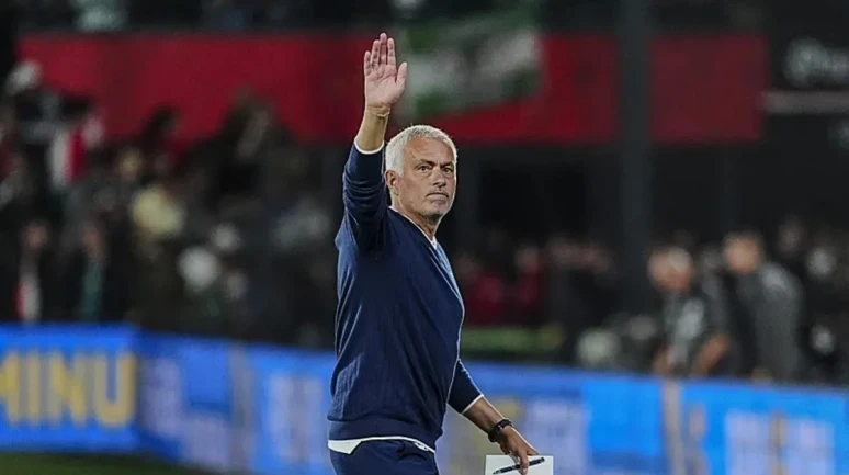 Fenerbahçe, Yeni Maestro İçin Premier Lig'de Arayışta: Jose Mourinho'nun Tercihi Oleksandr Zinchenko
